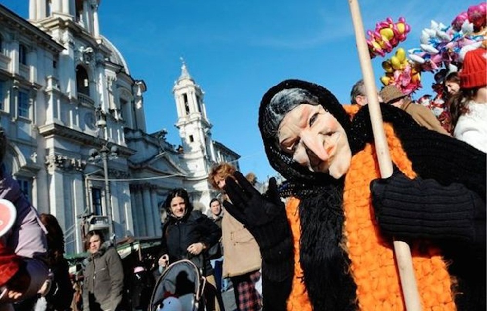 Ir para  <p>GIORNO DELLA EPIFANIA TUTTE LE FESTE LE PORTA VIA. Quer dizer que o dia 6 de janeiro, dia dos reis magos, &eacute; a &uacute;ltima festa natal&iacute;cia. Dia de grande comemora&ccedil;&atilde;o. Nas cidades onde tem...